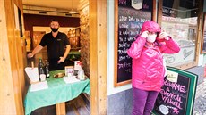 Provizorní výdejní okénko v jedné z pražských restaurací. 14. října 2020 Provizorní výdejní okénko v jedné z pražských restaurací. 14. října 2020