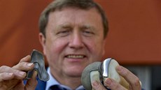 Miroslav Píška s prototypy nového implantátu. Miroslav Píška s prototypy nového implantátu.