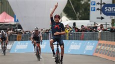 PÁTÝ TRIUMF. Tao Geoghegan Hart slaví už páté vítězství týmu Ineos na Giru. PÁTÝ TRIUMF. Tao Geoghegan Hart slaví už páté vítězství týmu Ineos na Giru.
