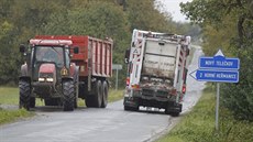 Úzká silnice u Telečkova trpí těžkou dopravou. Nyní během uzavírky silnice... Úzká silnice u Telečkova trpí těžkou dopravou. Nyní během uzavírky silnice...