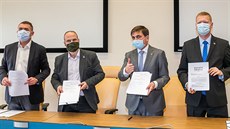Zleva Aleš Cabicar (TOP09), Adam Valenta (Piráti), Martin Červíček (ODS) a... Zleva Aleš Cabicar (TOP09), Adam Valenta (Piráti), Martin Červíček (ODS) a...