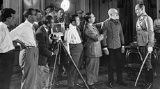Robert Land při natáčení německého filmu Der fesche Erzherzog. Na snímku stojí... Robert Land při natáčení německého filmu Der fesche Erzherzog. Na snímku stojí...