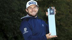 Tyrell Hatton s trofejí pro vítěze. Tyrell Hatton s trofejí pro vítěze.