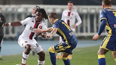 Steve Eyango (vlevo) z Janova v souboji s Ivanem Iličem z Verony. Steve Eyango (vlevo) z Janova v souboji s Ivanem Iličem z Verony.