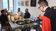Kuchař Ladislav Floreán provozuje bytovou restauraci. Zájemcům chystá až... Kuchař Ladislav Floreán provozuje bytovou restauraci. Zájemcům chystá až...