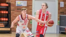 Pardubický basketbalista Tomá Tkadlec (vpravo) v zápase s Nymburkem, brání ho...