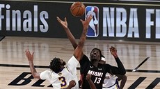 Anthony Davis (3) z LA Lakers a Bam Adebayo (13) z Miami na úvodním rozskoku Anthony Davis (3) z LA Lakers a Bam Adebayo (13) z Miami na úvodním rozskoku