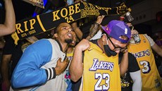 Fandové LA Lakers oslavují LeBrona Jamese i zesnulého Kobeho Bryanta.