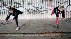 Basketbalistky KP Brno trénují bhem pandemických omezení pod mostem. Vlevo...