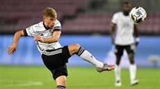 Nmecký fotbalista Joshua Kimmich odkopává mí.