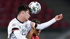 Kai Havertz (vlevo) z Nmecka a Remo Freuler ze výcarska bojují o mí.