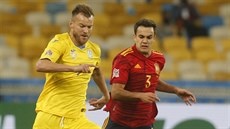 Andrij Jarmolenko (vlevo) z Ukrajiny utíká Diegovi Llorentemu ze panlska.