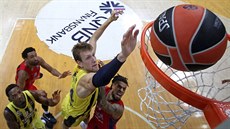 Jan Veselý z Fenerbahce dopichuje míč do koše CSKA Moskva Jan Veselý z Fenerbahce dopichuje míč do koše CSKA Moskva
