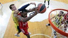 Jan Veselý (vlevo) z Fenerbahce doráží na Jalena Reynoldse z Bayernu Mnichov. Jan Veselý (vlevo) z Fenerbahce doráží na Jalena Reynoldse z Bayernu Mnichov.
