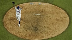 Nadhazova Julio Urias slaví výhru Los Angeles Dodgers