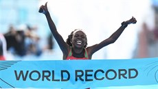 Peres Jepchirchirová v cíli půlmaratonu v Gdyni Peres Jepchirchirová v cíli půlmaratonu v Gdyni