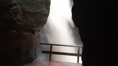 Turistický okruh Adrpaskými skalami byl pod vodou, na snímku Velký vodopád ...