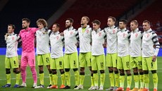 etí fotbalisté poslouchají hymnu ped zápasem Ligy národ se Skotskem.