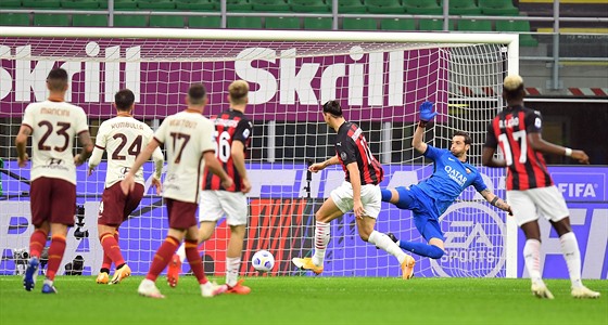 Zlatan Ibrahimovic z AC Milán dává gól proti AS ím.