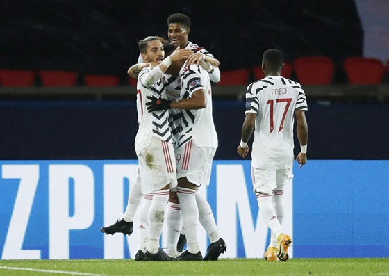 Fotbalisté Manchesteru United slaví branku na hiti Paris St. Germain.