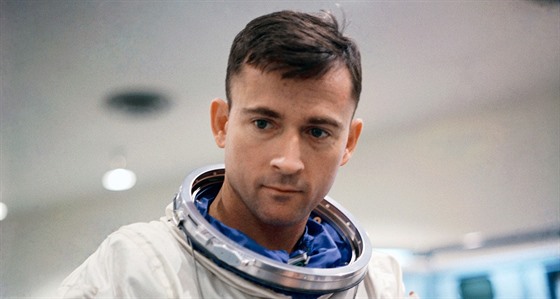 Gemini 3, Gemini 10, Apollo 10, Apollo 16. John Young byl zkueným astronautem,...