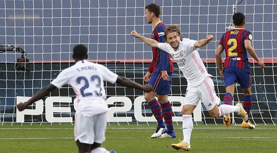 Luka Modri z Realu Madrid se raduje z gólu, který vstelil Barcelon.