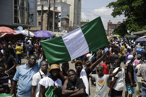 V Nigérii lidé protestovali proti policejní brutalit. (20. íjna 2020)