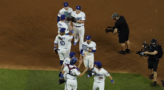Baseballisté Los Angeles Dodgers slaví vítzství v prvním utkání Svtové série.