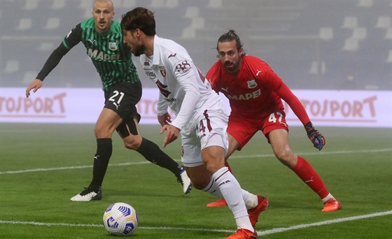 Lyanco (uprosted) z FC Turín ped brankou Sassuola.