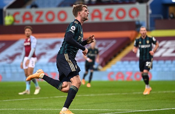 Patrick Bamford z Leedsu se raduje z jednoho ze svých tí gólu v duelu s Aston...