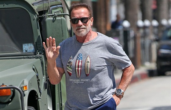Arnold Schwarzenegger vedle svého vozu (1. záí 2020)