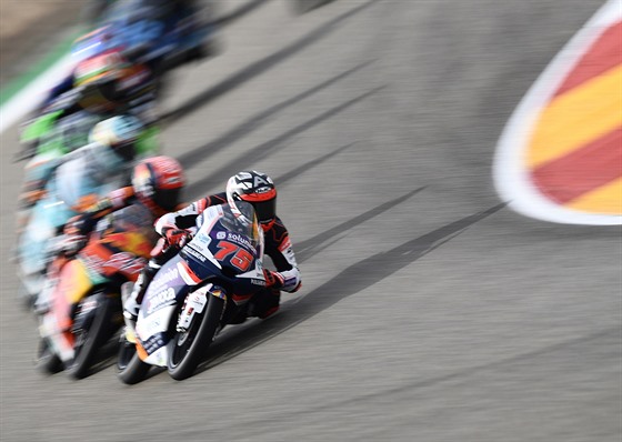 Momentka ze závodu Moto3 v Alcanízu, v ele závodu Albert Arenas