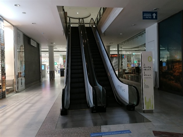 <p>Znovu musí být minimálně do neděle 1. listopadu uzavřená obchodní centra. Fungují pouze supermarkety, hypermarkety, lékárny, trafiky, pekárny, banky, mobilní operátoři. Bohužel se může stát, že bude-li tento nouzový stav přetrvávat, tak obchodní jednot