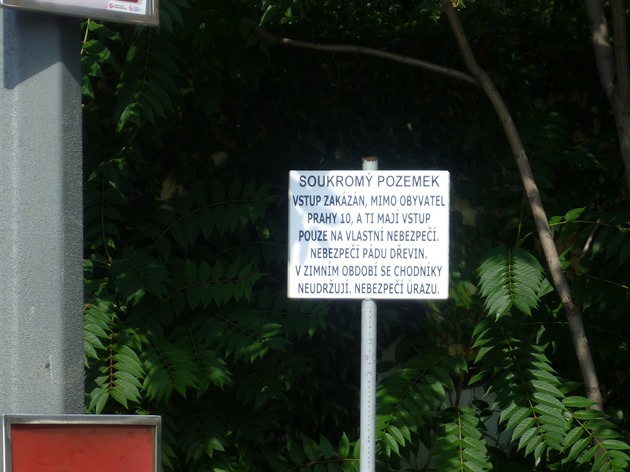 <p>Dobrý den,
u stanice tramvaje, např. 26 - Krematorium - ve směru do centra mne zaujala jedna tabulka, která je umístěna na kraji parčíku, který hned za vozovnou přiléhá k této stanici tramvají. Docela mne rozesmál.</p>