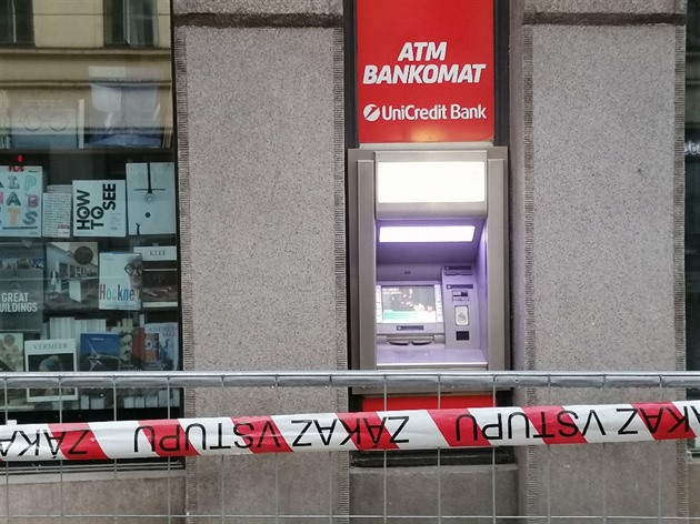 <p>Dělníci by měli zpřístupnit bankomat i při rekonstrukci.
Praha 1, Lazarská</p>