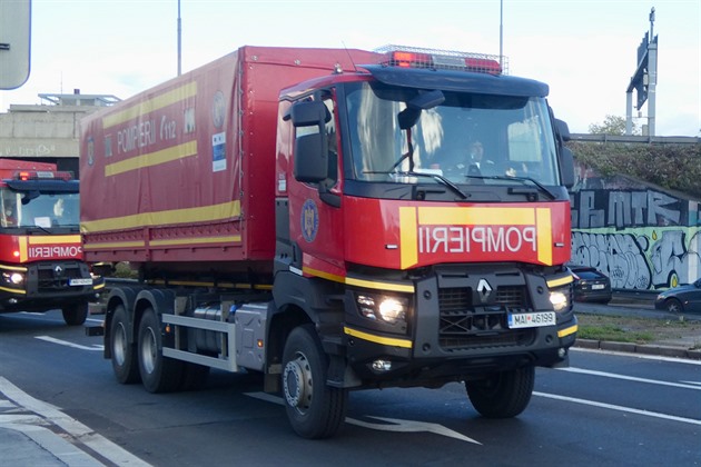 <p>Plicní ventilátory jako pomoc našemu zdravotnictví přivezli z Rumunska tamní hasiči (Pompierii - Hasičský sbor).
Modřanská, Praha</p>