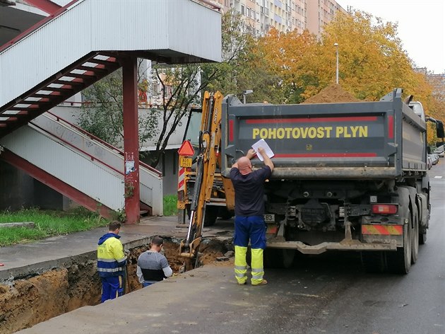 V ulici Mejstíkova na Milíov dolo vera k havárii plynovodu. Bohuel ulice je slepá co dlníci píli neeí a blokují vozovku. idii zde musejí jezdit po chodníku a po tráv ulice Ktinská a Steinerova má betonové zátarasy doasn odstranné. Po