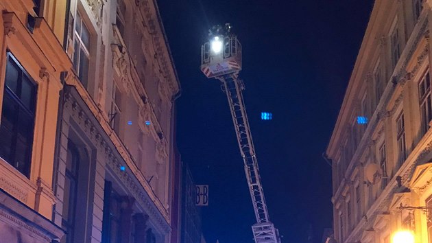 Hasiči v noci na sobotu zachránili v centru Liberce dva lidi, když hořelo v... Hasiči v noci na sobotu zachránili v centru Liberce dva lidi, když hořelo v...