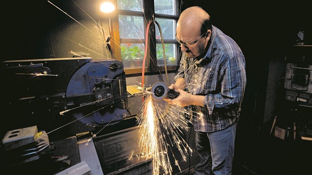 Nožířská dílna Sharp Knives v Janově nad Nisou. Majitel Jiří Dvořák v ní mimo... Nožířská dílna Sharp Knives v Janově nad Nisou. Majitel Jiří Dvořák v ní mimo...
