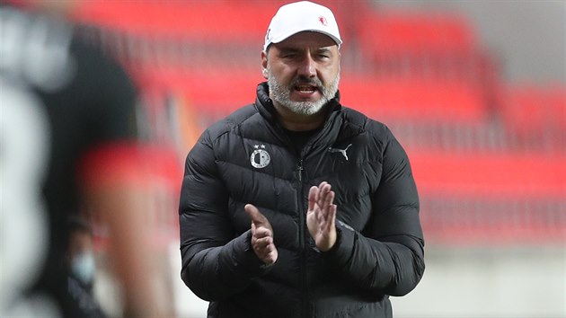 Slávistický trenér Jindřich Trpišovský povzbuzuje tým v utkání Evropské ligy... Slávistický trenér Jindřich Trpišovský povzbuzuje tým v utkání Evropské ligy...