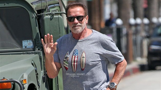 Arnold Schwarzenegger vedle svého vozu (1. září 2020) Arnold Schwarzenegger vedle svého vozu (1. září 2020)