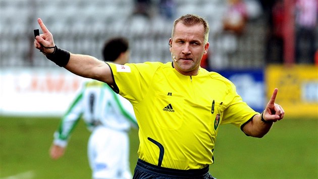 Robert Hájek na snímku z roku 2009 při řízení ligového zápasu FK Bohemians -... Robert Hájek na snímku z roku 2009 při řízení ligového zápasu FK Bohemians -...