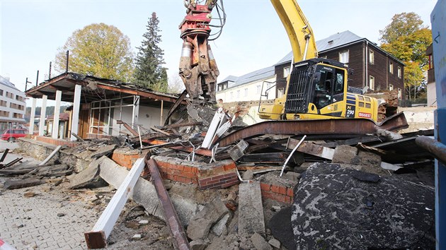 Demolice zchátralého objektu bývalé cukrárny v centru Železné Rudy na Šumavě.... Demolice zchátralého objektu bývalé cukrárny v centru Železné Rudy na Šumavě....