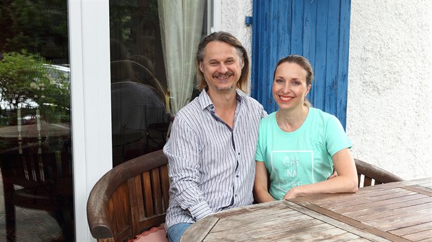 Ve volném čase Tereza a Ivan rádi sedí na terase. Když zrovna prší, vysunou... Ve volném čase Tereza a Ivan rádi sedí na terase. Když zrovna prší, vysunou...