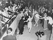 Takto se roce 1938 tancoval v největších českých lázních swing. Do jeho zákazu... Takto se roce 1938 tancoval v největších českých lázních swing. Do jeho zákazu...
