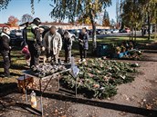 Strážníci pardubické policie museli ve středu poslat domů tři prodejce věnců a... Strážníci pardubické policie museli ve středu poslat domů tři prodejce věnců a...
