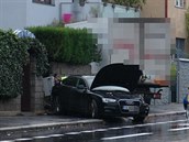 Nákladní auto prorazilo betonový plot a poškodilo auta u domu v Novodvorské... Nákladní auto prorazilo betonový plot a poškodilo auta u domu v Novodvorské...