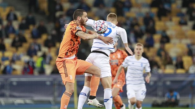 Leonardo Bonucci z Juventusu pistril v souboji Vladislava Suprjahu z Dynama Kyjev.