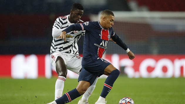 Kylian Mbapp z PSG utk s mem Axelovi Tuanzebemu z Manchesteru United.