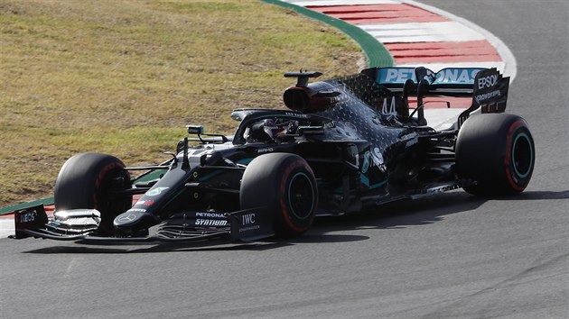 Lewis Hamilton si jede pro vtzstv v kvalifikaci Velk ceny Portugalska.